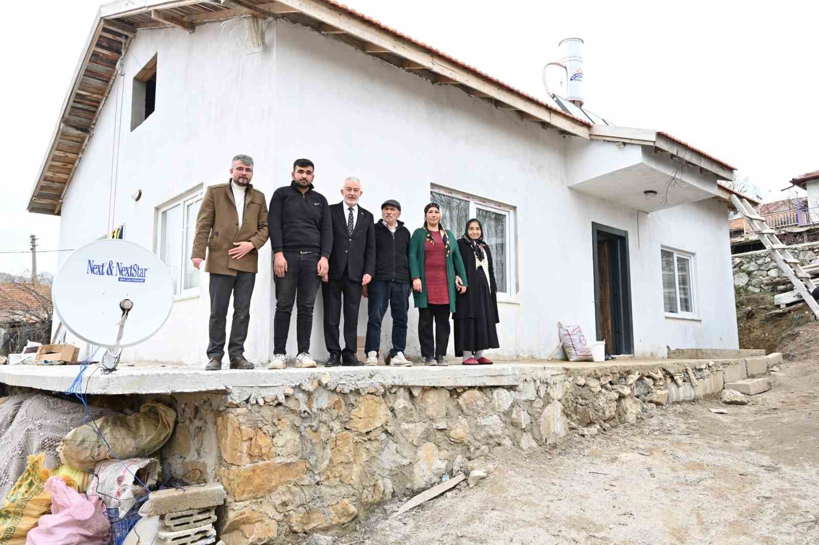 Yangında evi yanan aileye Başkan’dan yeni yuva
Yangında evi yanan aileye Başkan’dan yeni yuva