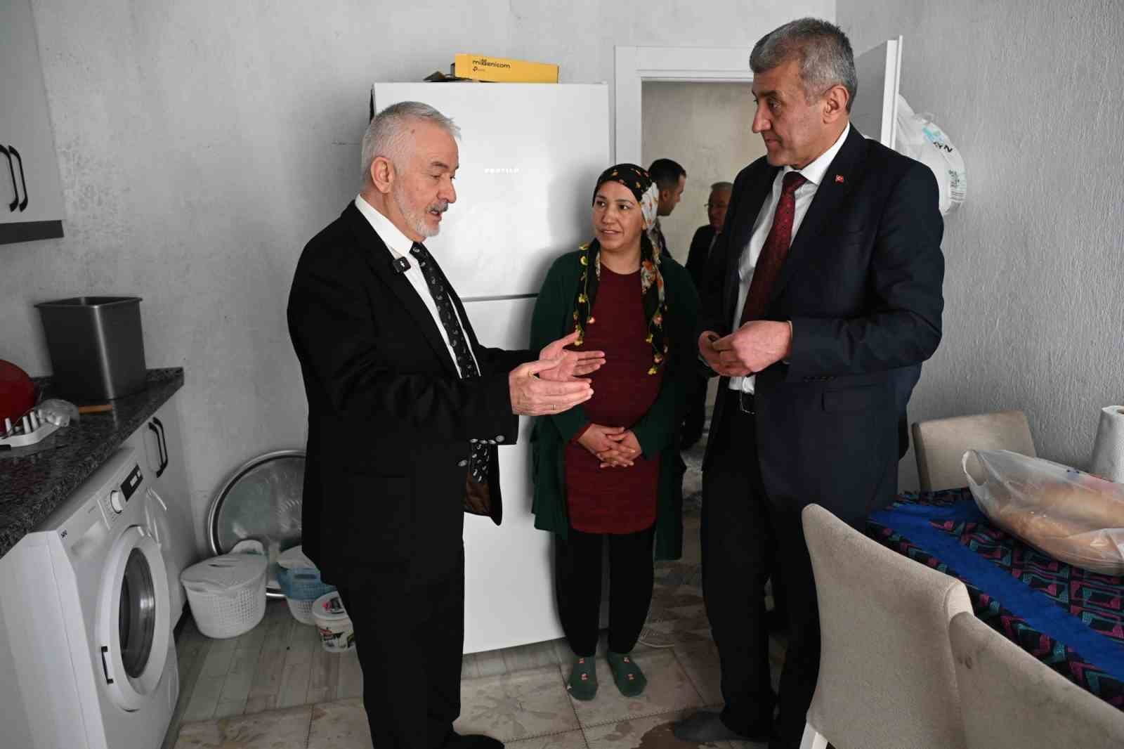 Yangında evi yanan aileye Başkan’dan yeni yuva
Yangında evi yanan aileye Başkan’dan yeni yuva