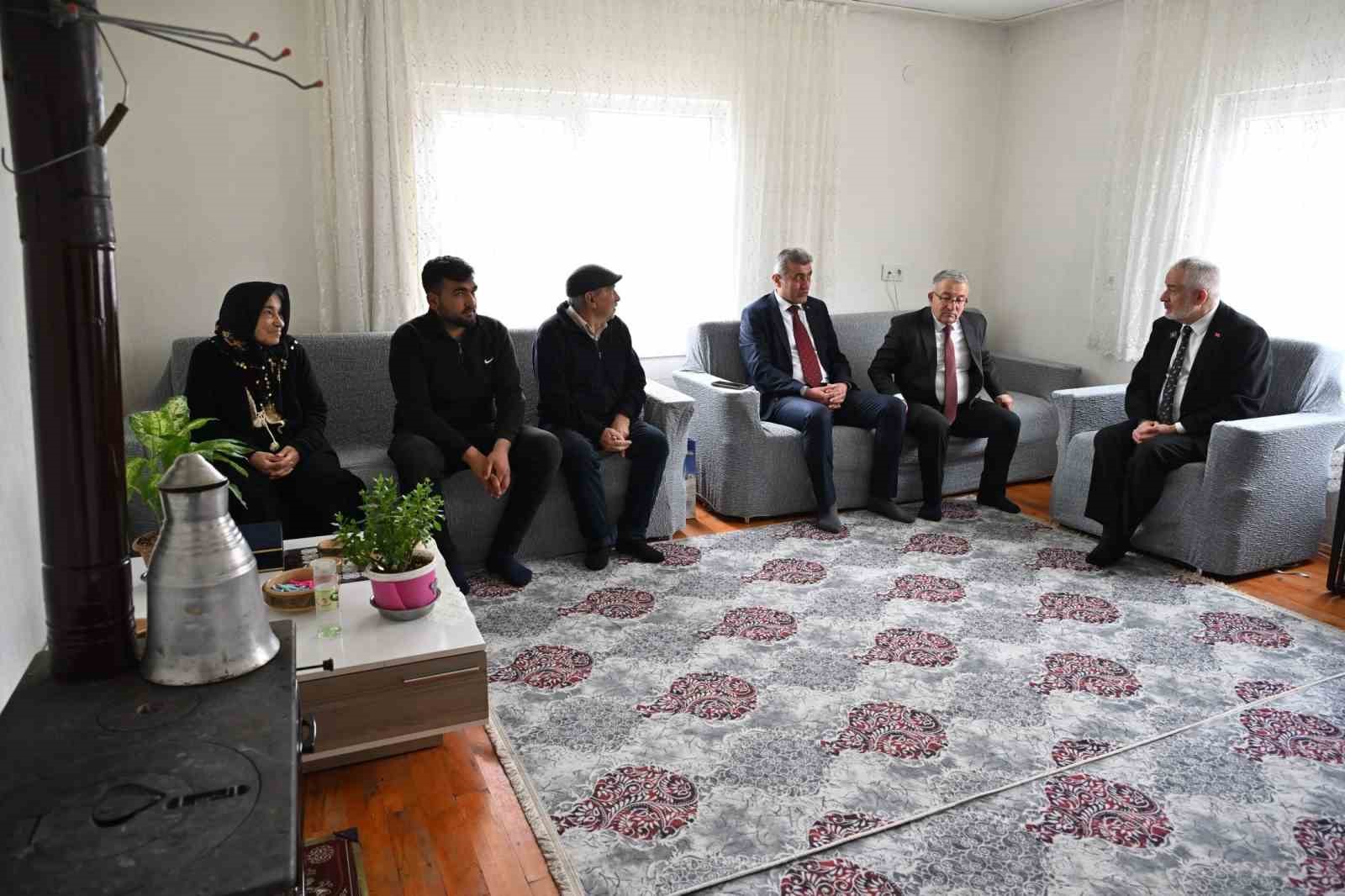 Yangında evi yanan aileye Başkan’dan yeni yuva
Yangında evi yanan aileye Başkan’dan yeni yuva