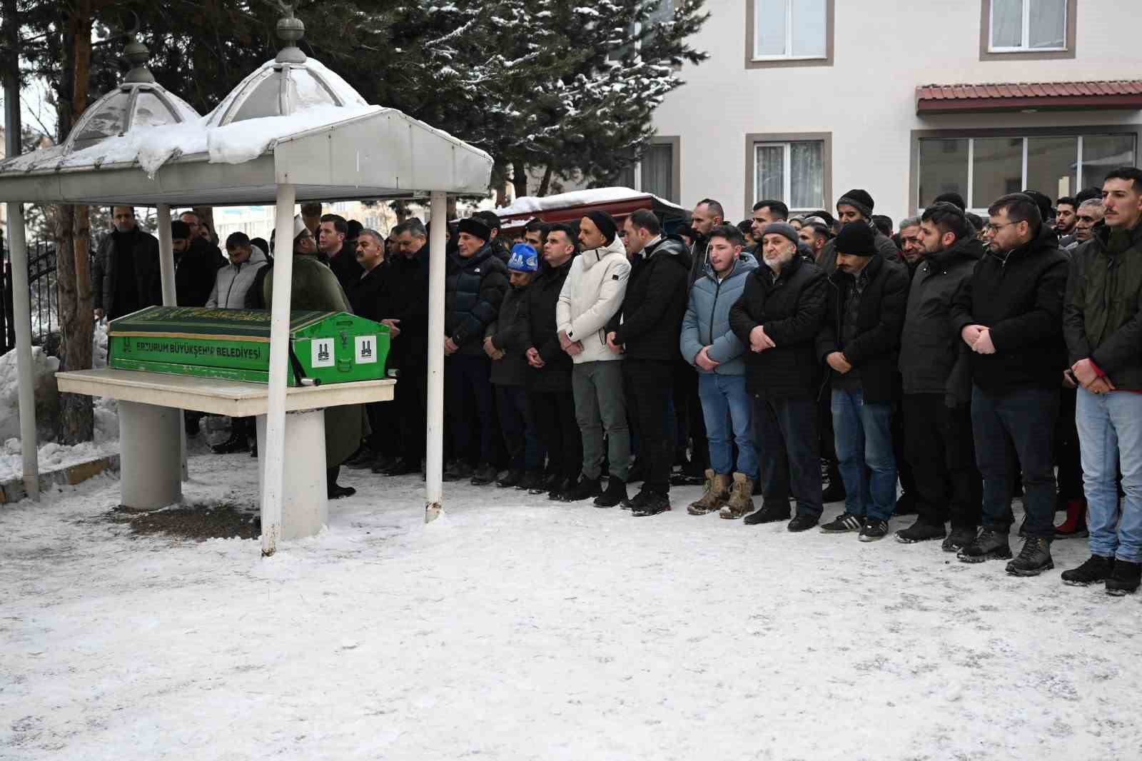 Yangında hayatını kaybeden 2 kişi gözyaşları arasında toprağa verildi
