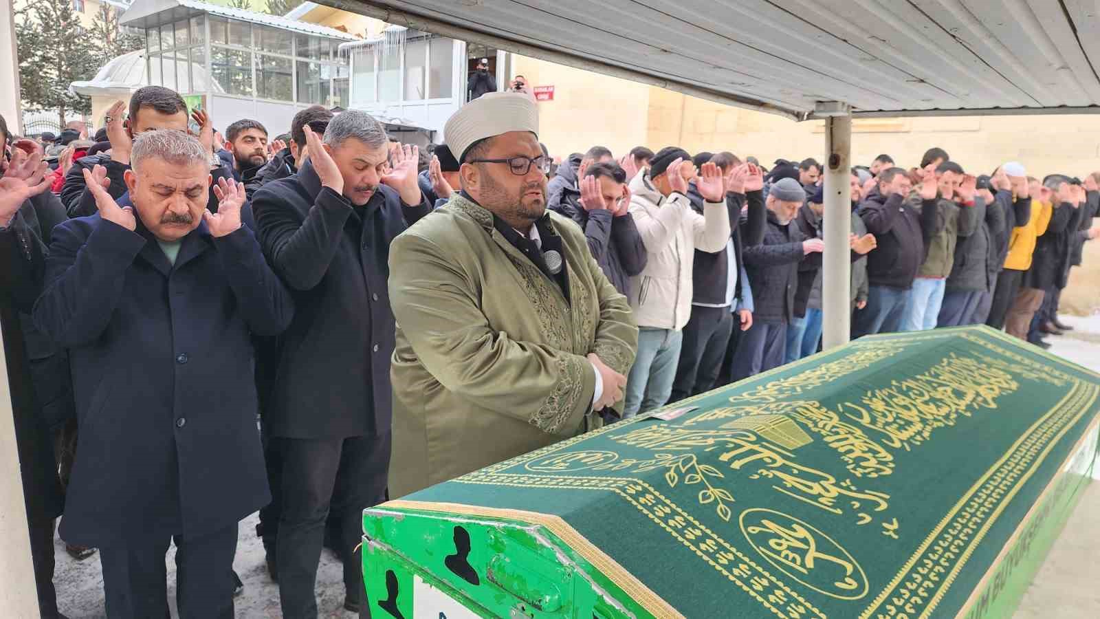 Yangında hayatını kaybeden 2 kişi gözyaşları arasında toprağa verildi
