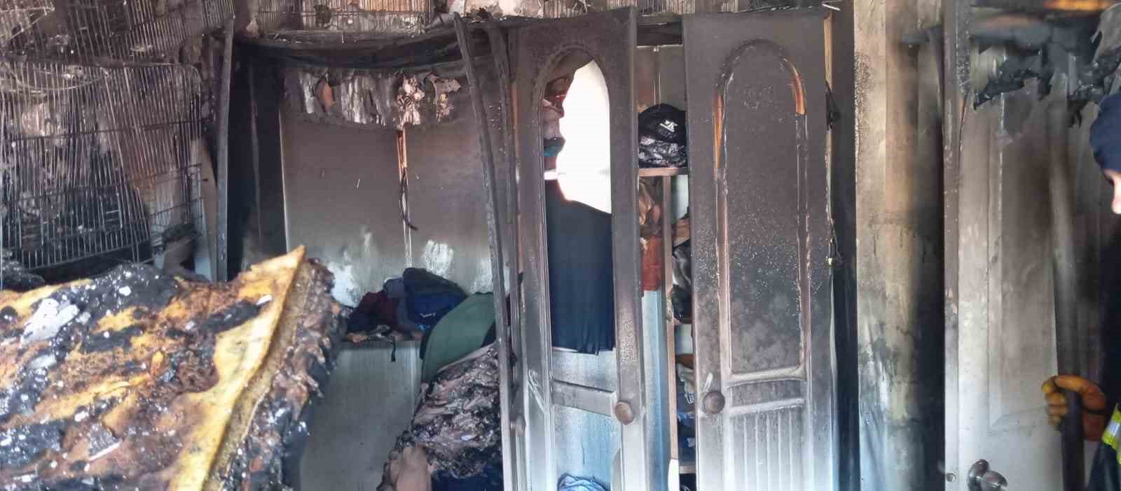 Yangında kuşları yanan çocuğu mahalle sakinleri teselli etti
