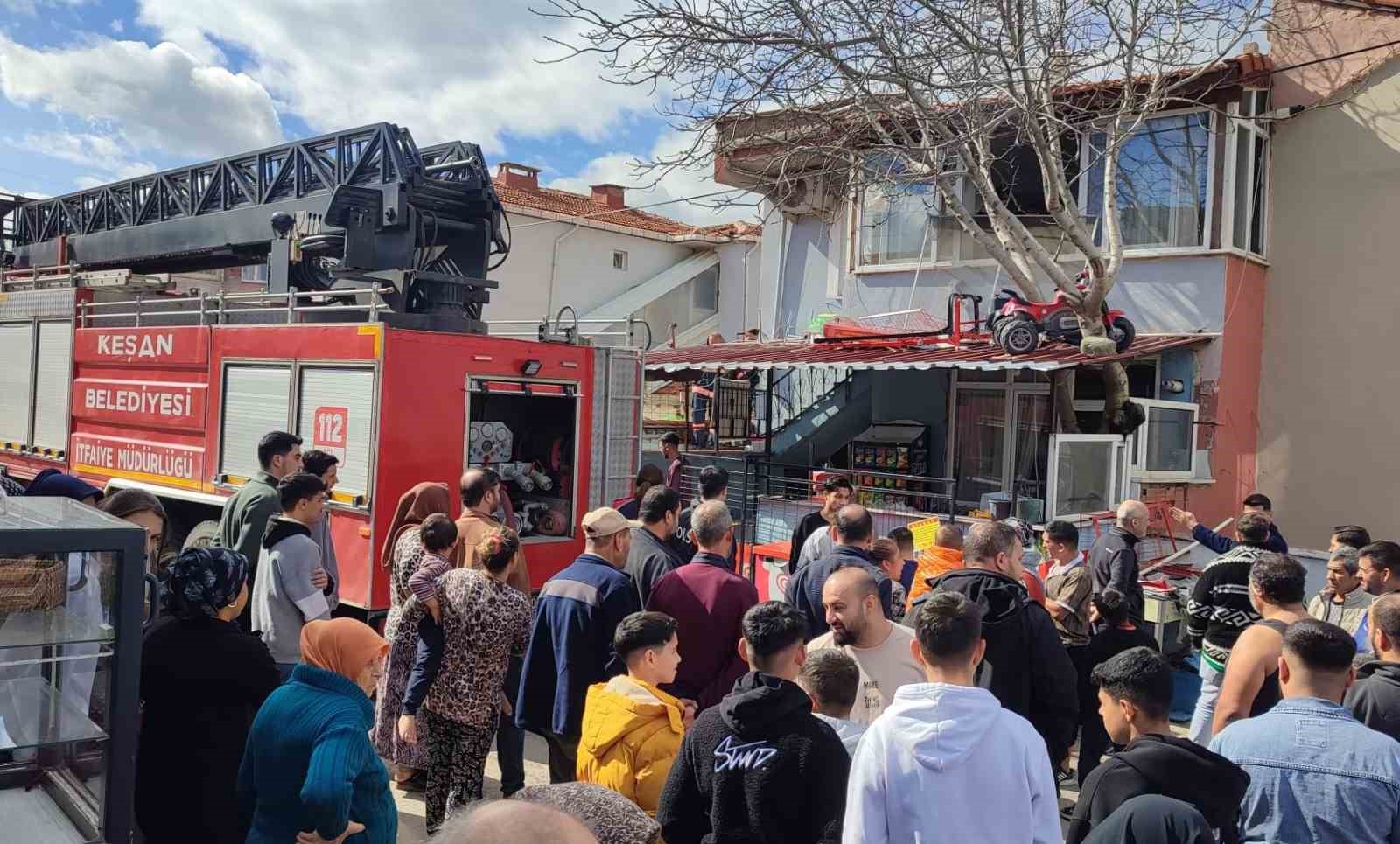 Yangında kuşları yanan çocuğu mahalle sakinleri teselli etti
