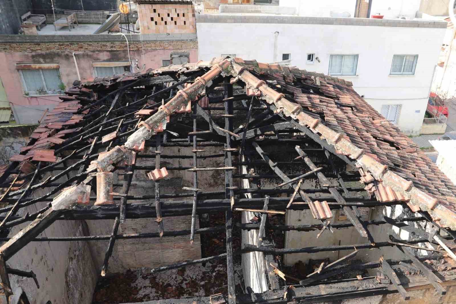 Yangında zarar gören tarihi Mersin evinin çatısı temizlendi
