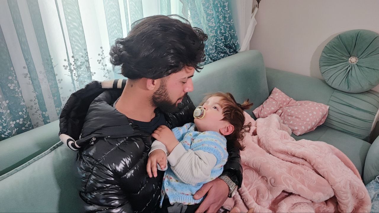 Yangından kurtardığı bebekle buluştu, duygusal anlar yaşandı
