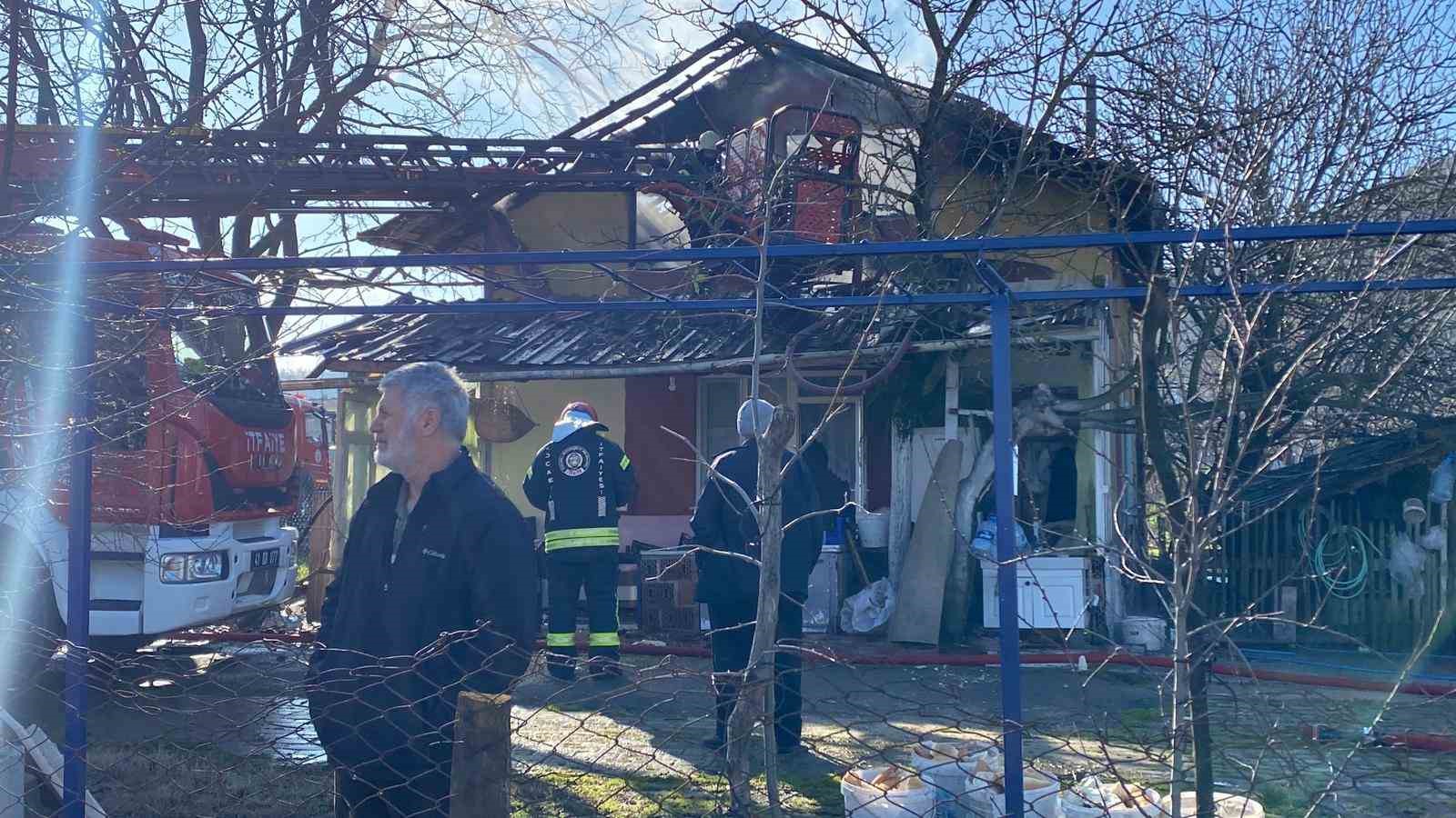 Yangını söndürmeye çalışan ev sahibi yaralandı
