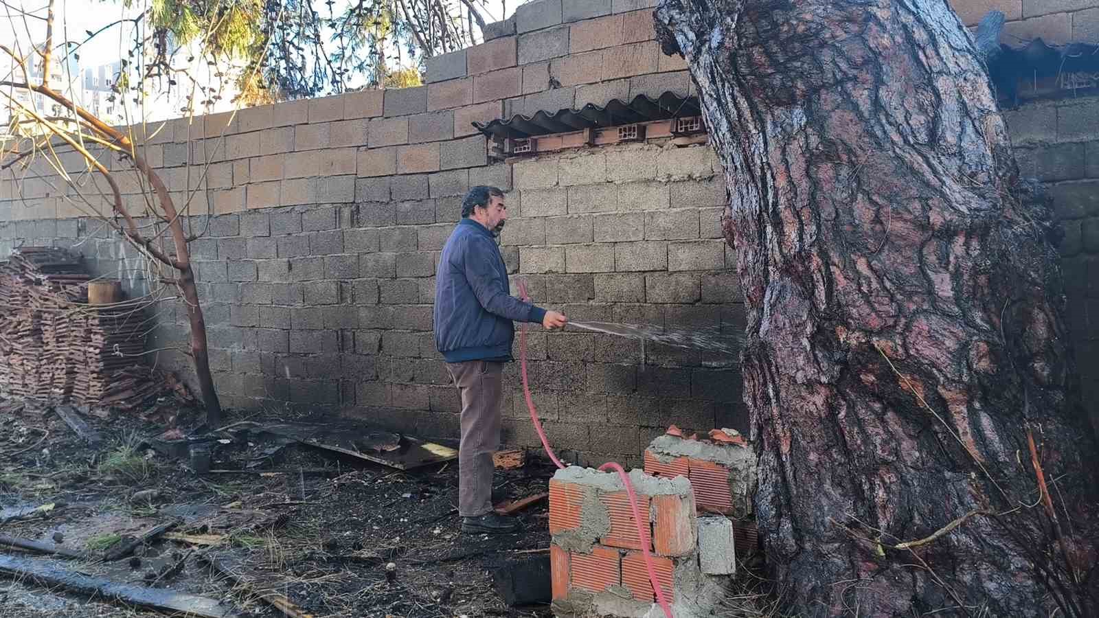 Yangının eve sıçramaması için alevlere hortumlarla müdahale ettiler
