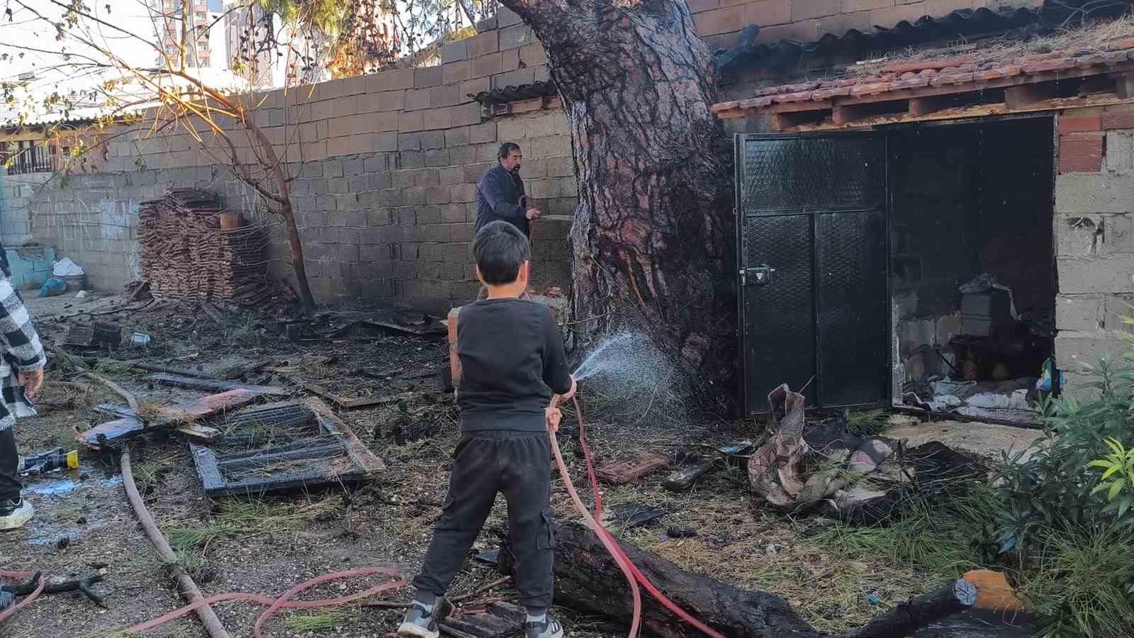 Yangının eve sıçramaması için alevlere hortumlarla müdahale ettiler
