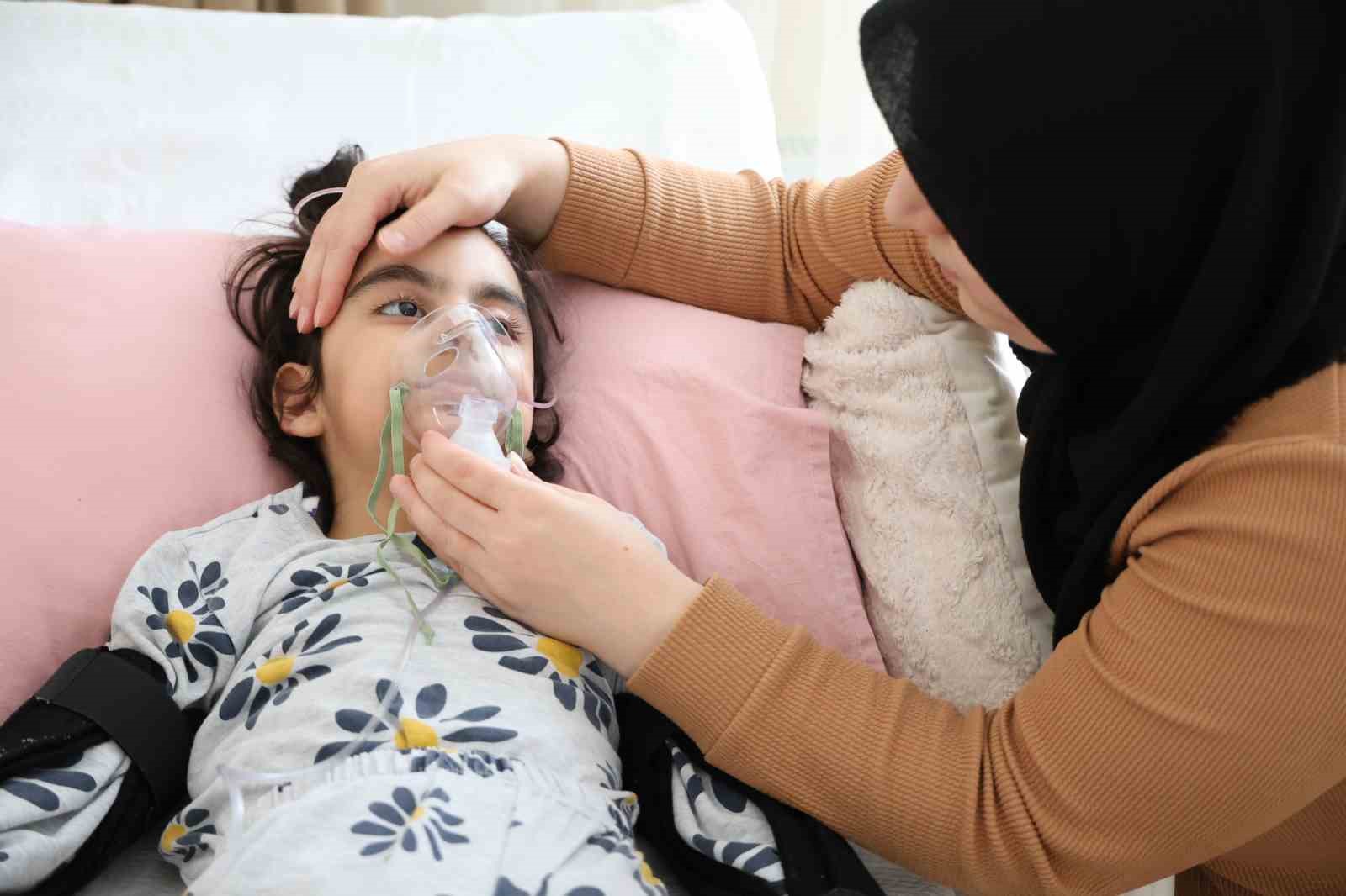 ’Yanlış iğne’ iddiasıyla yatalak olan 4 yaşındaki Mihra yaşam mücadelesi veriyor
