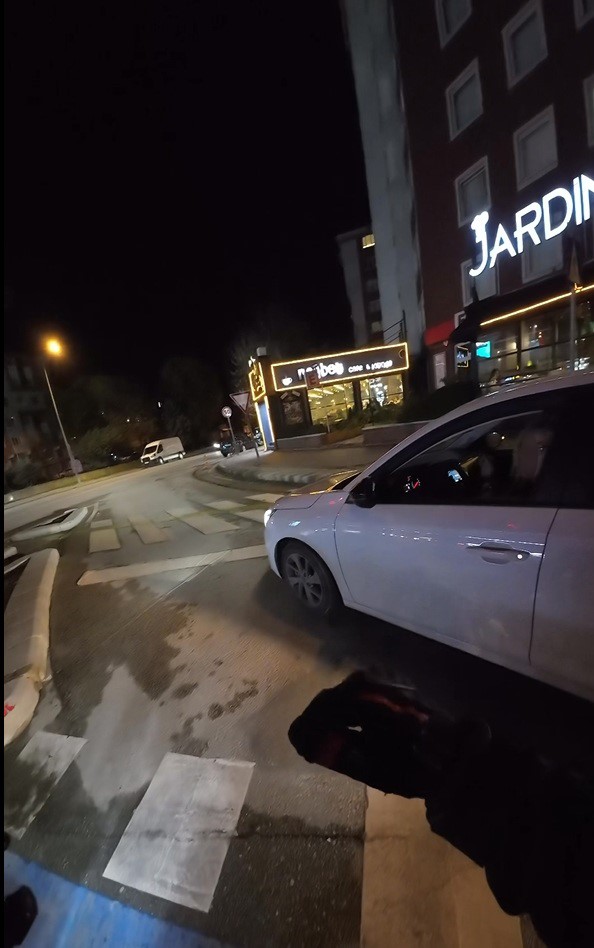 Yanlış trafik ışığına uyan sürücü araç kuyruğuna sebep oldu
