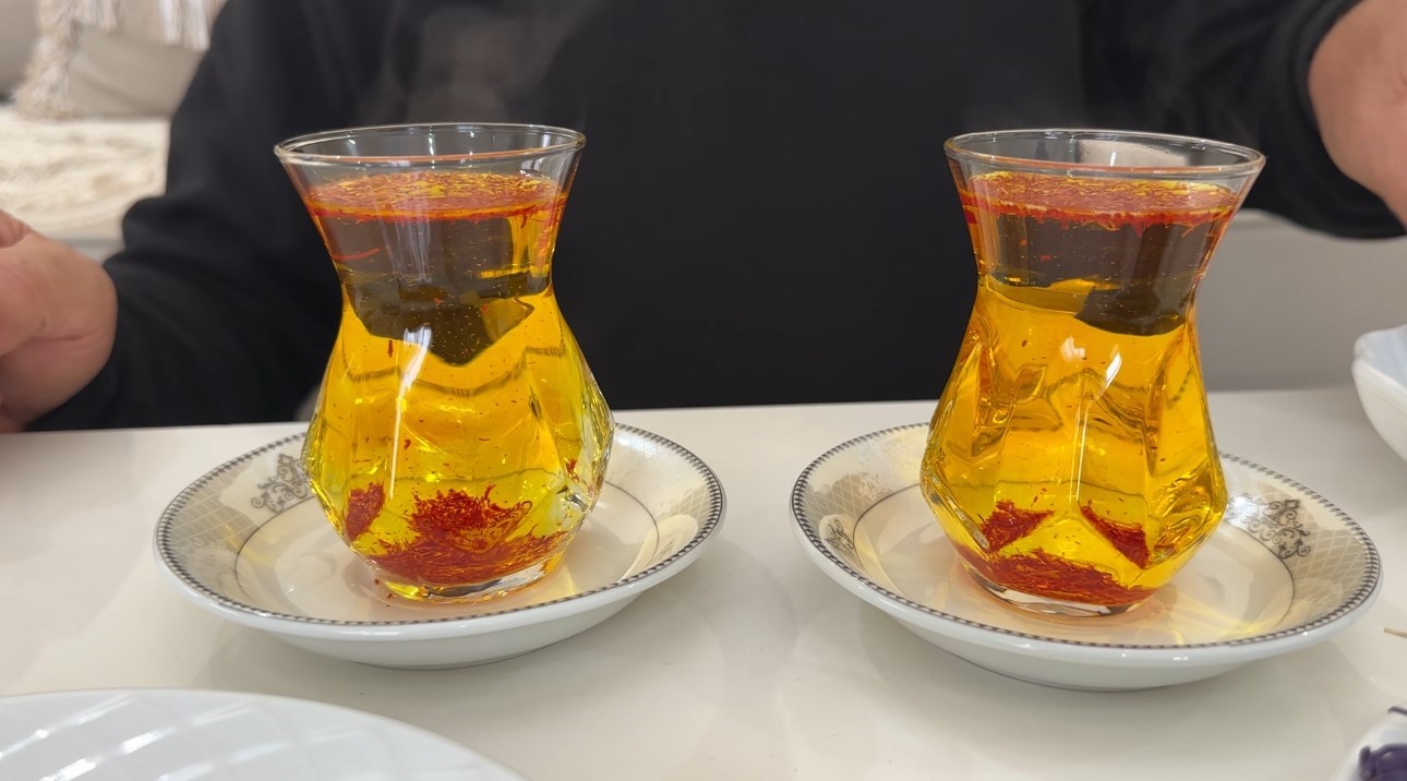 "Yapamazsın" diyenlere inat yetiştirdiği safran ve salebi evinde tüketiyor
