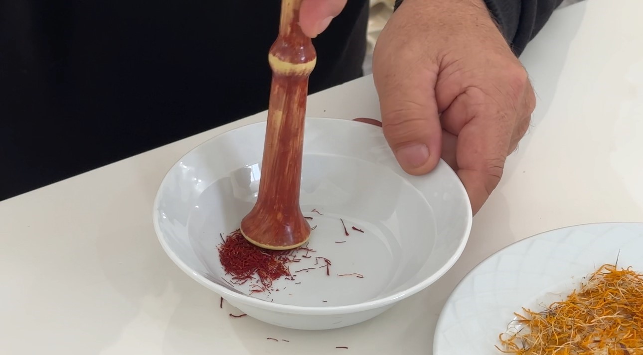 "Yapamazsın" diyenlere inat yetiştirdiği safran ve salebi evinde tüketiyor
