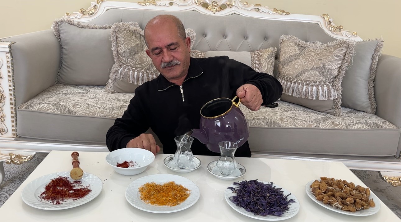 "Yapamazsın" diyenlere inat yetiştirdiği safran ve salebi evinde tüketiyor
