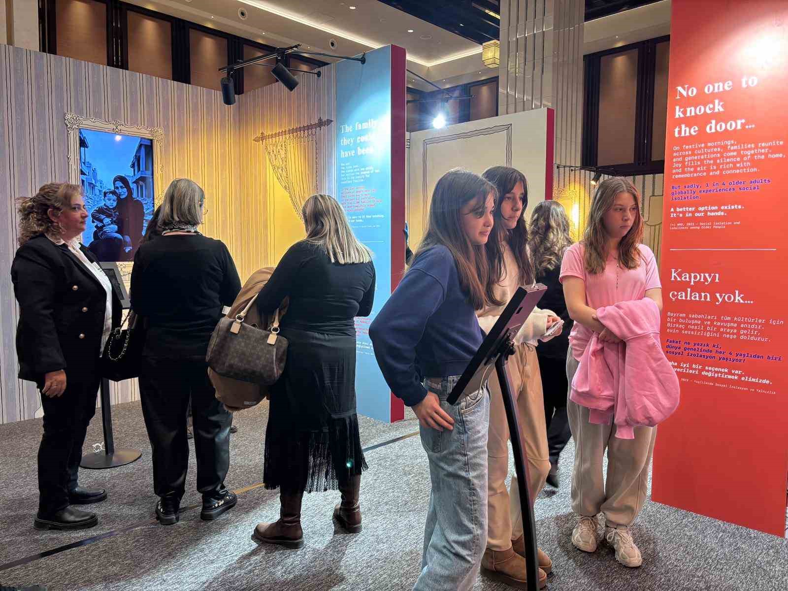 Yapay zeka ile canlandırılan aile hikayeleri ‘Bütün Mutlu Aileler Birbirine Benzer’ sergisinde ziyaretçilerle buluşuyor
