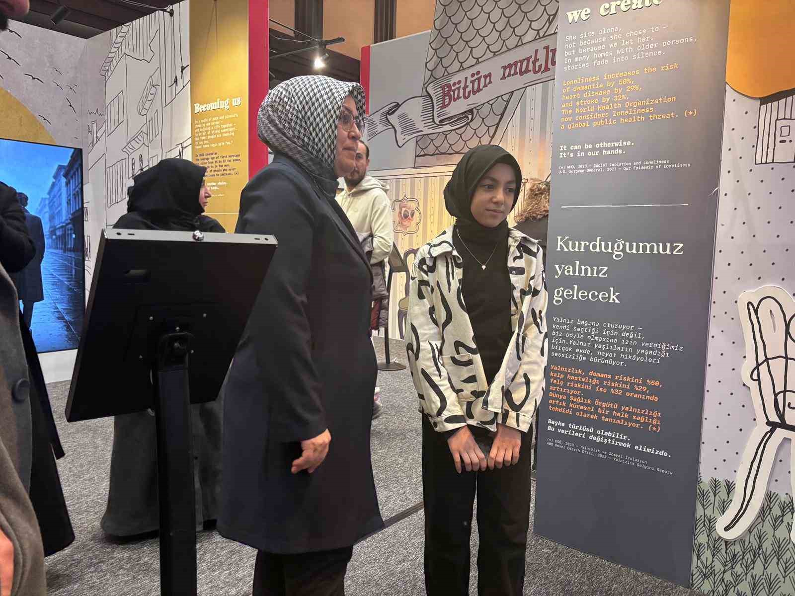 Yapay zeka ile canlandırılan aile hikayeleri ‘Bütün Mutlu Aileler Birbirine Benzer’ sergisinde ziyaretçilerle buluşuyor
