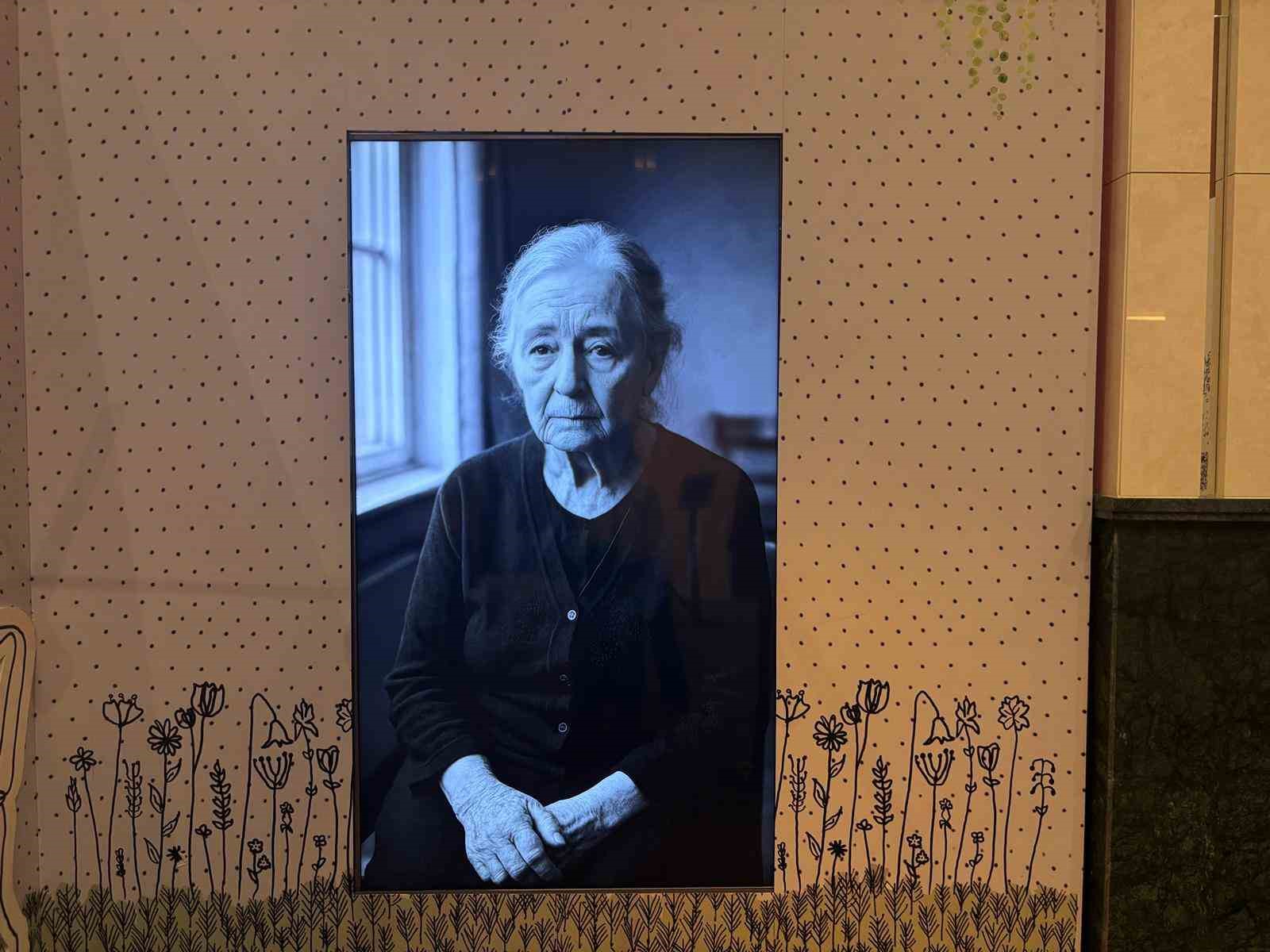 Yapay zeka ile canlandırılan aile hikayeleri ‘Bütün Mutlu Aileler Birbirine Benzer’ sergisinde ziyaretçilerle buluşuyor
