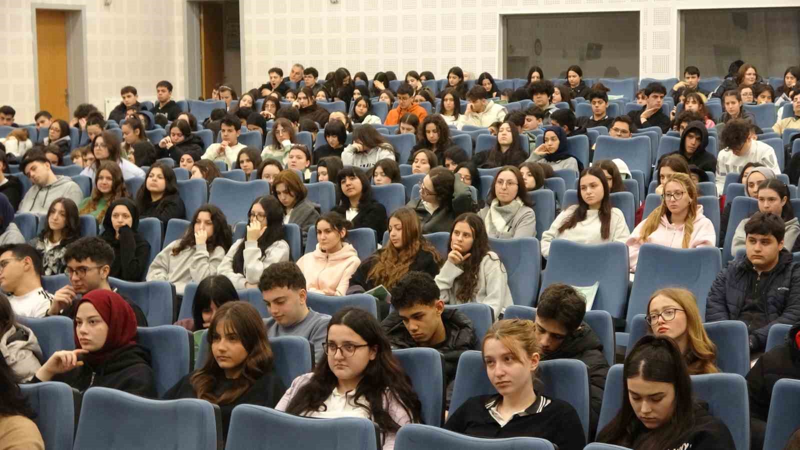 Yapay zekanın eğitim ve sağlıktaki etkileri lise öğrencileriyle paylaşıldı
Yapay zekanın eğitim ve sağlıktaki etkileri lise öğrencileriyle paylaşıldı