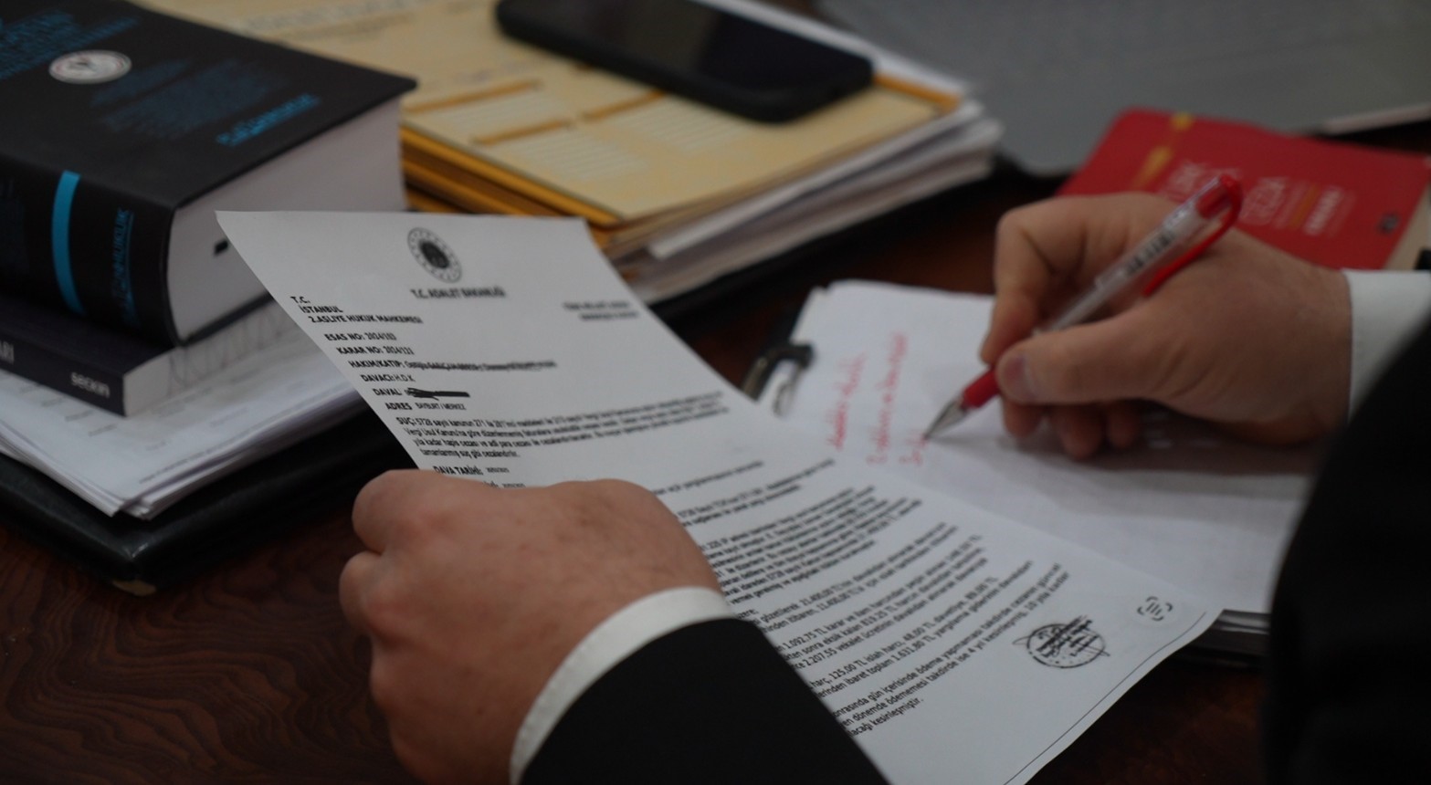 Yapay zekâyla sahte mahkeme belgesi düzenleyip dolandırmaya çalıştılar
