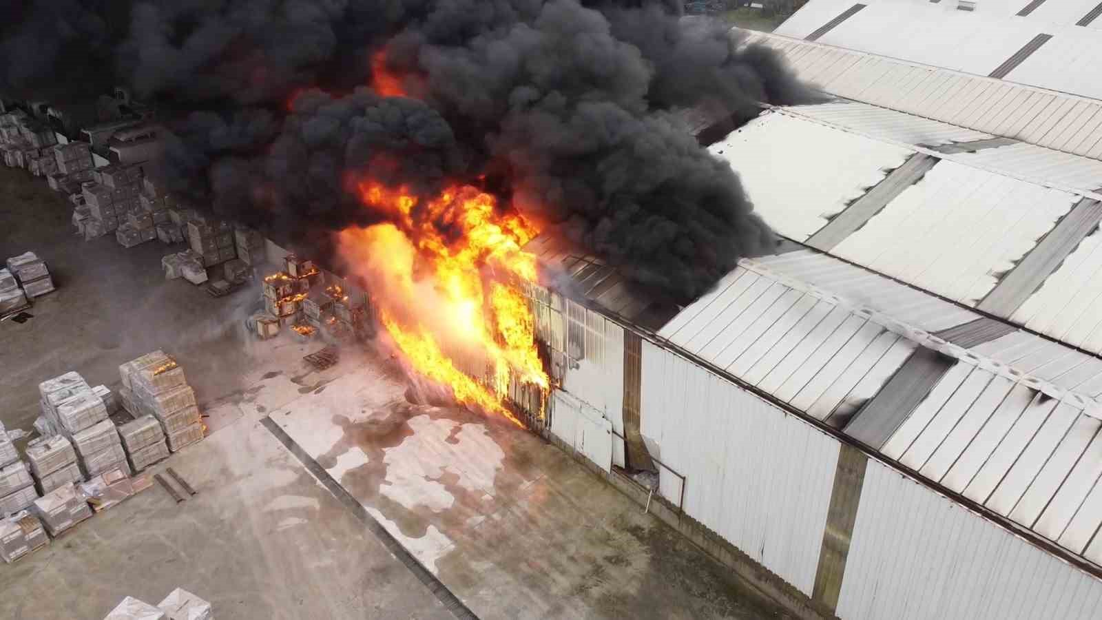 Yapı market deposundaki yangın kontrol altında
