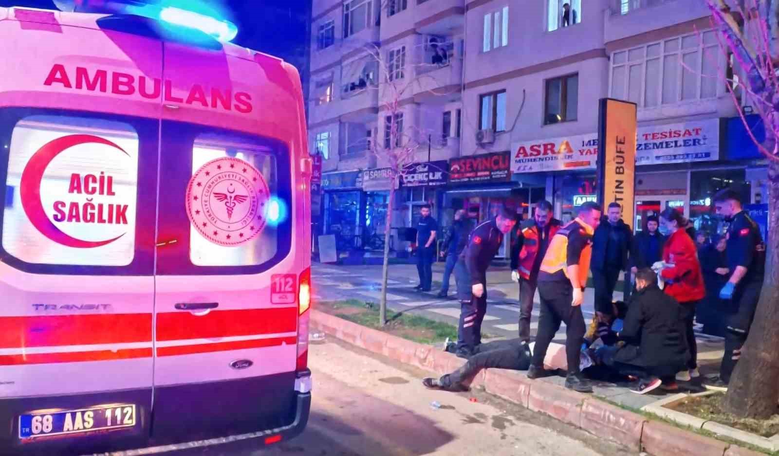 Yaralı oğlunun başındaki annenin feryadı yürekleri dağladı
