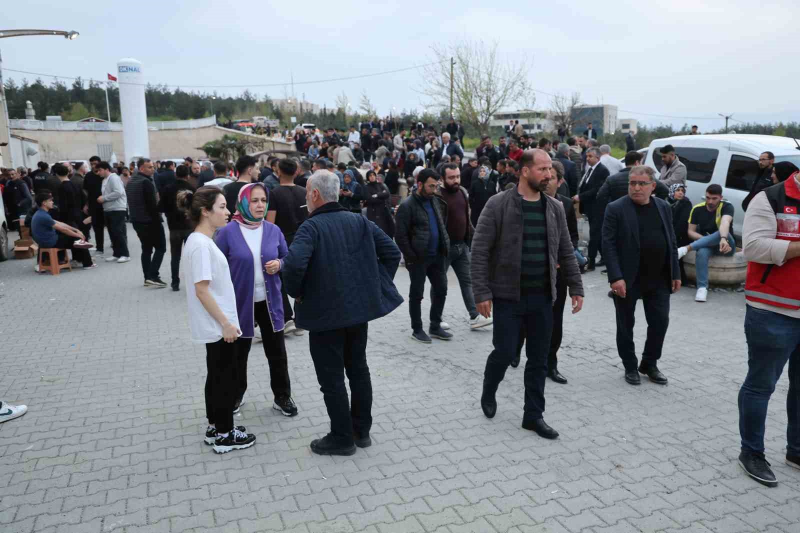 Yaralı öğrencilerin ailelerinin hastane önündeki bekleyişi sürüyor
