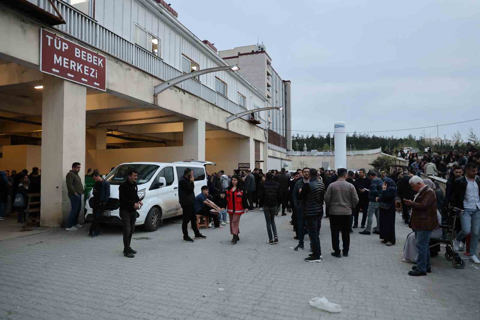 Yaralı öğrencilerin ailelerinin hastane önündeki bekleyişi sürüyor
