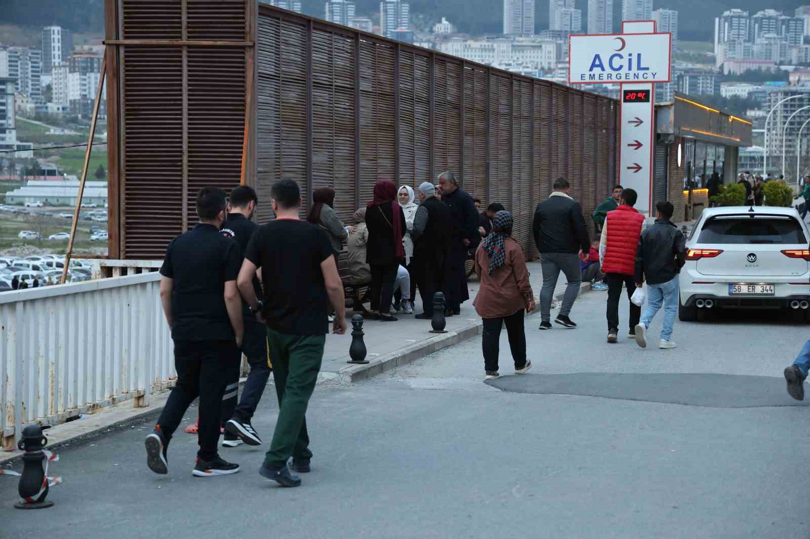 Yaralı öğrencilerin ailelerinin hastane önündeki bekleyişi sürüyor
