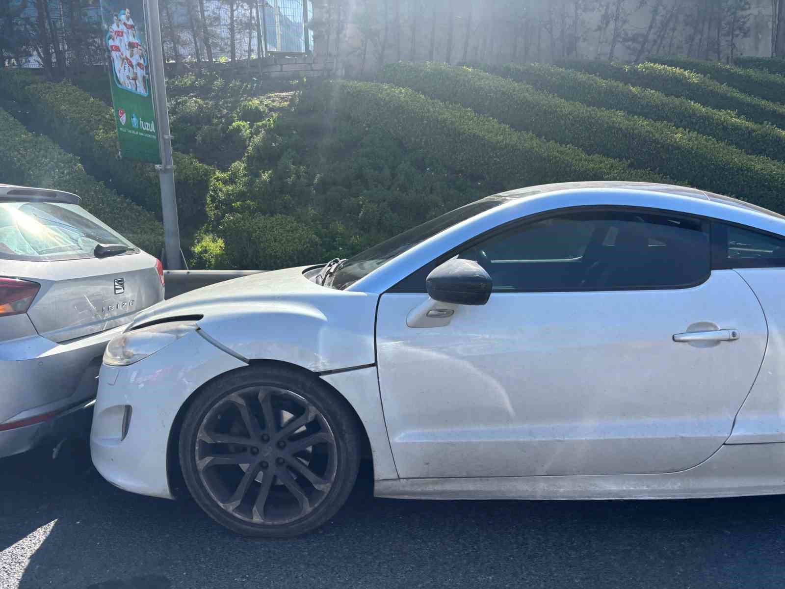 Yaralı sürücü ambulansa binmeyi reddetti, hastaneye taksiyle gitti
