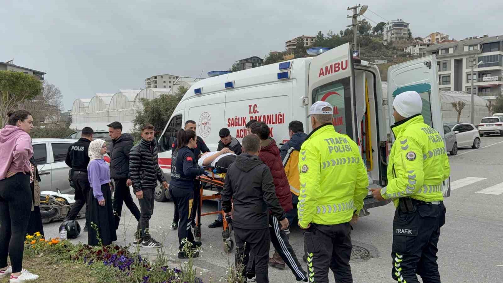 Yaralıya ilk müdahale tesadüfen olay yerinden geçen acil doktorundan
