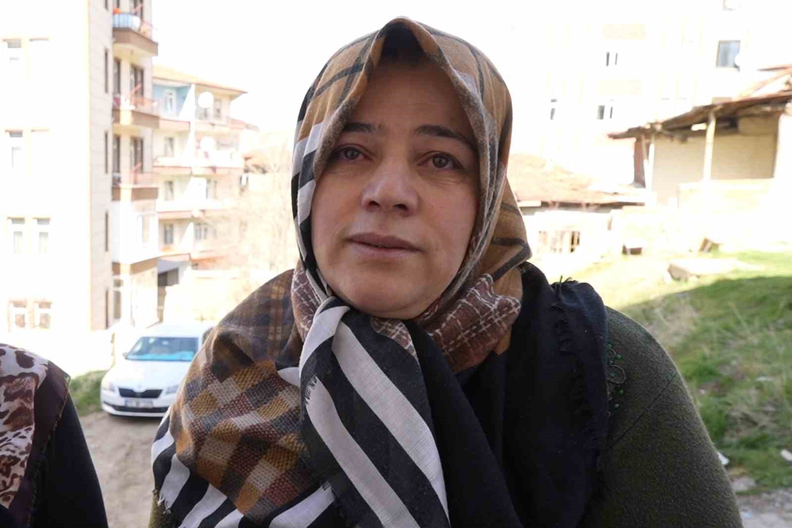 Yardım çağırmak için önce dışarı çıktı, çocuklarını kurtarmak için yanan eve yeniden girdi
Yardım çağırmak için önce dışarı çıktı, çocuklarını kurtarmak için yanan eve yeniden girdi