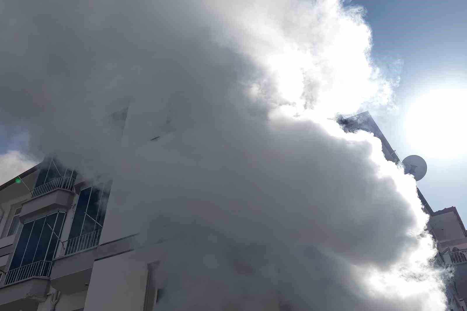 Yardım çağırmak için önce dışarı çıktı, çocuklarını kurtarmak için yanan eve yeniden girdi
Yardım çağırmak için önce dışarı çıktı, çocuklarını kurtarmak için yanan eve yeniden girdi