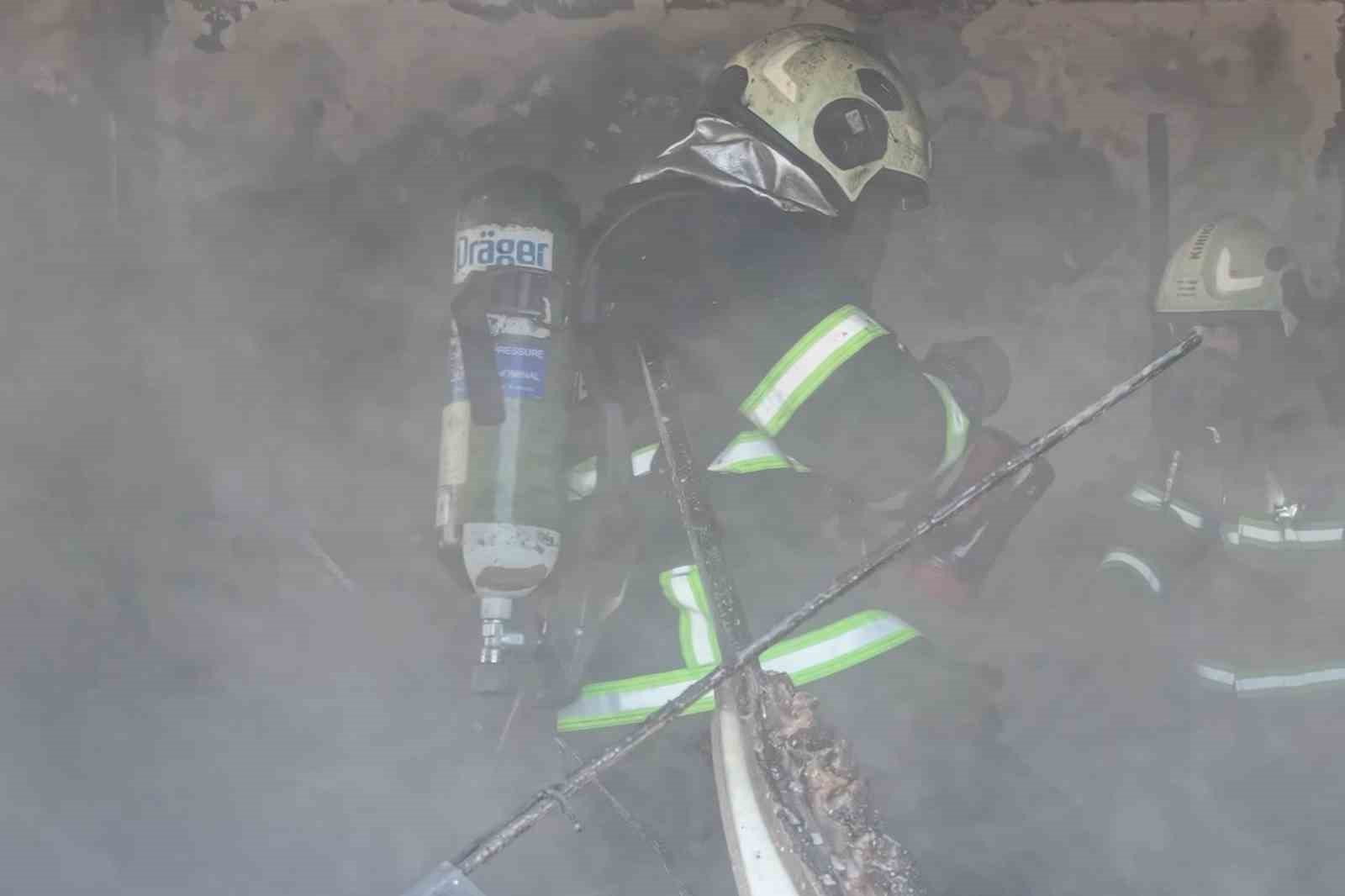 Yardım çağırmak için önce dışarı çıktı, çocuklarını kurtarmak için yanan eve yeniden girdi
Yardım çağırmak için önce dışarı çıktı, çocuklarını kurtarmak için yanan eve yeniden girdi