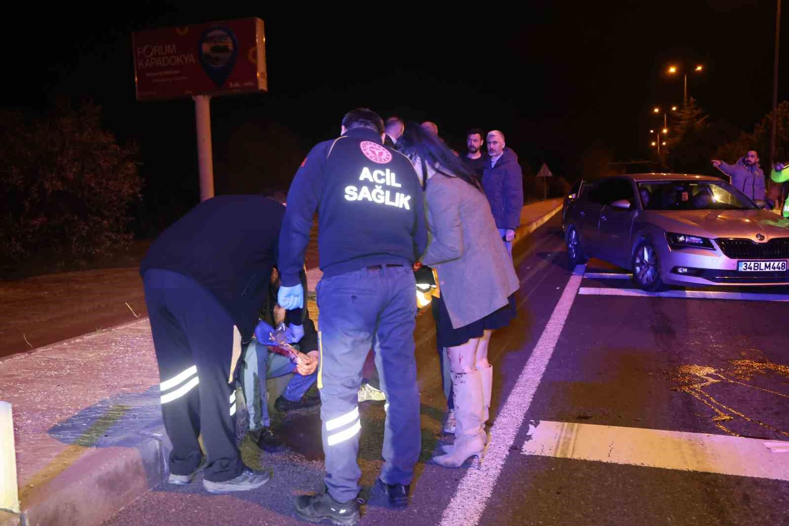 Yardım için durdular, kendilerine küfür edilince alkollü sürücüyü ve arkadaşını darp ettiler
