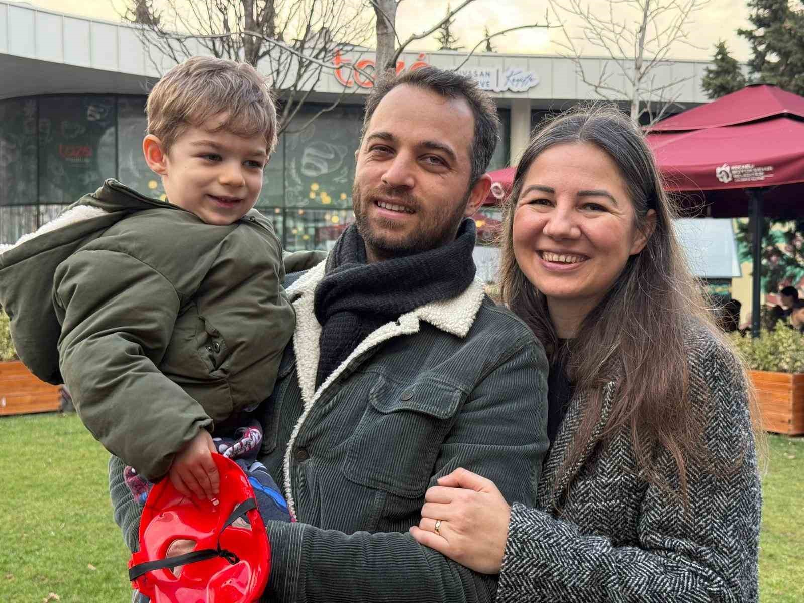 Yardım kampanyası tamamlanan Uras Ege için gökyüzüne balonlar bırakıldı
