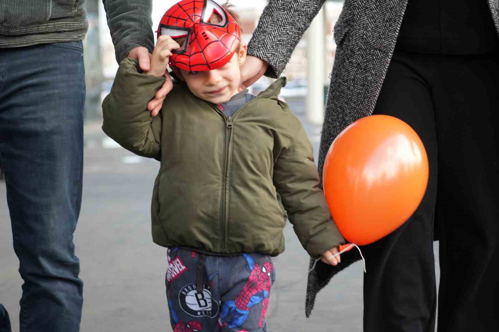 Yardım kampanyası tamamlanan Uras Ege için gökyüzüne balonlar bırakıldı
