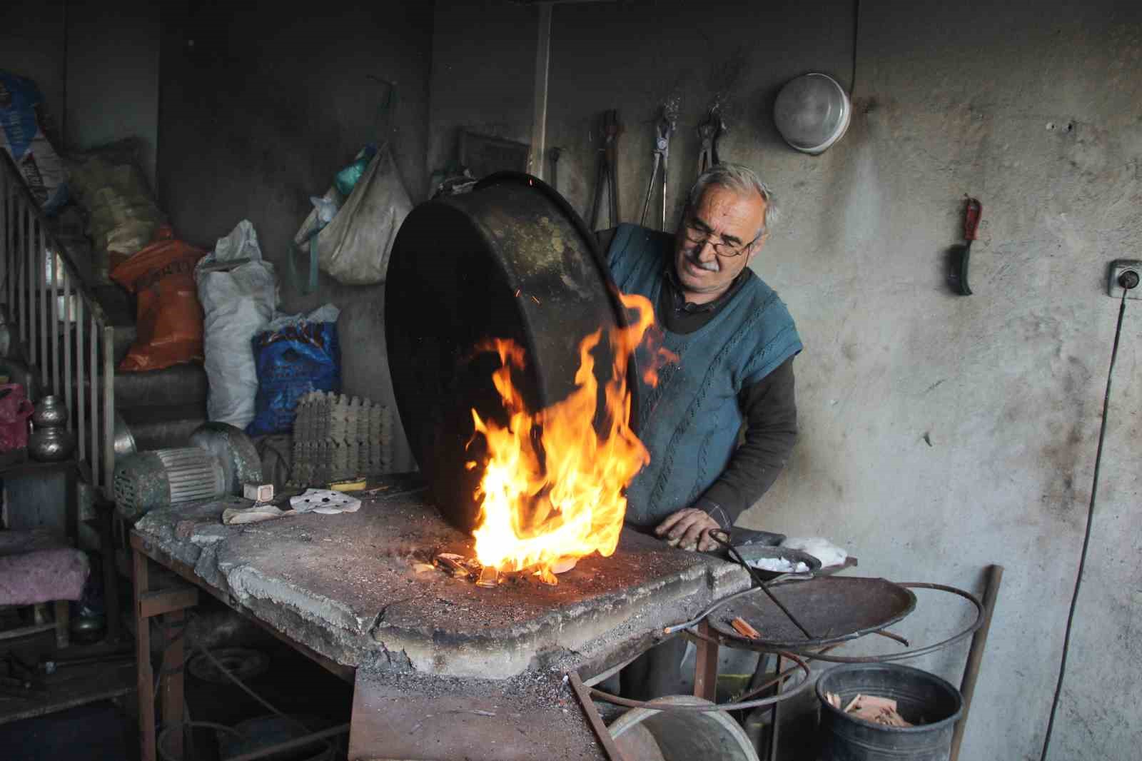 Yarım asırdan fazla süredir bakıra hayat veriyor: 73 yaşında mesleğini aşkla yapıyor

