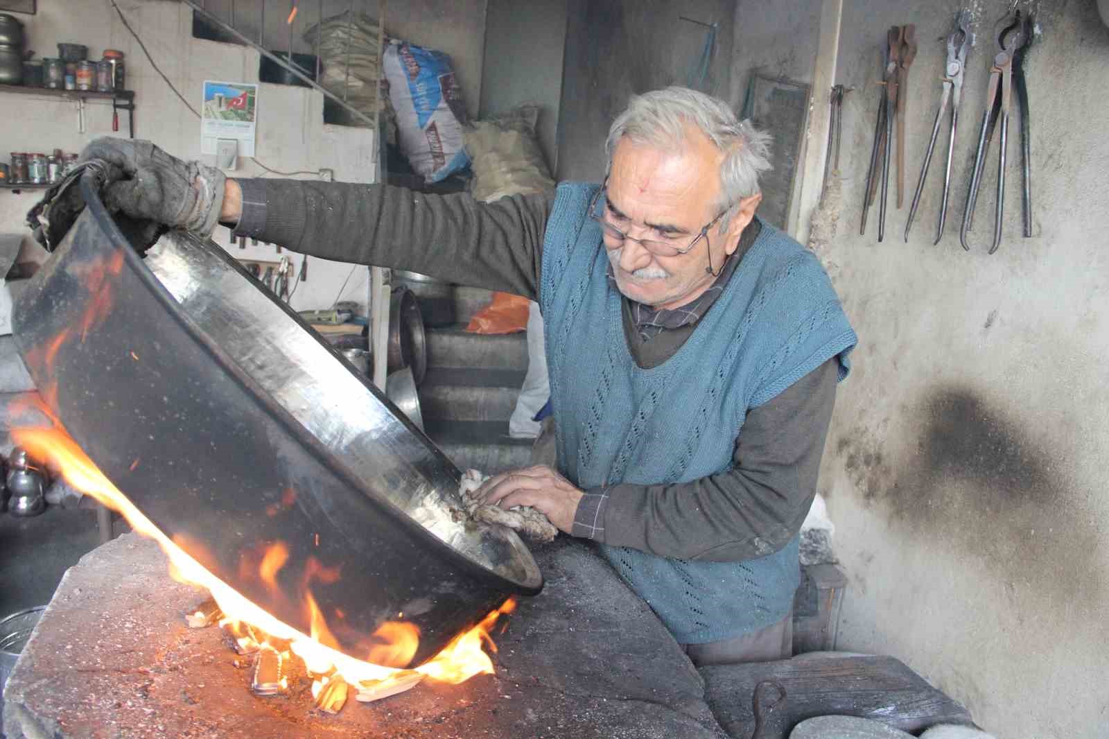 Yarım asırdan fazla süredir bakıra hayat veriyor: 73 yaşında mesleğini aşkla yapıyor
