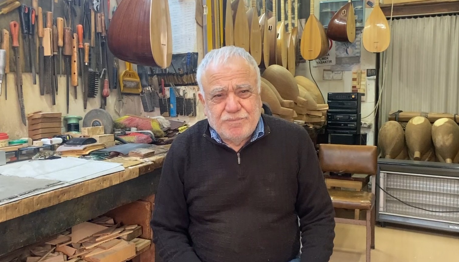 Yarım asırdır bağlamaya şekil veriyor, şimdi mesleğini çocuklarıyla sürdürüyor
