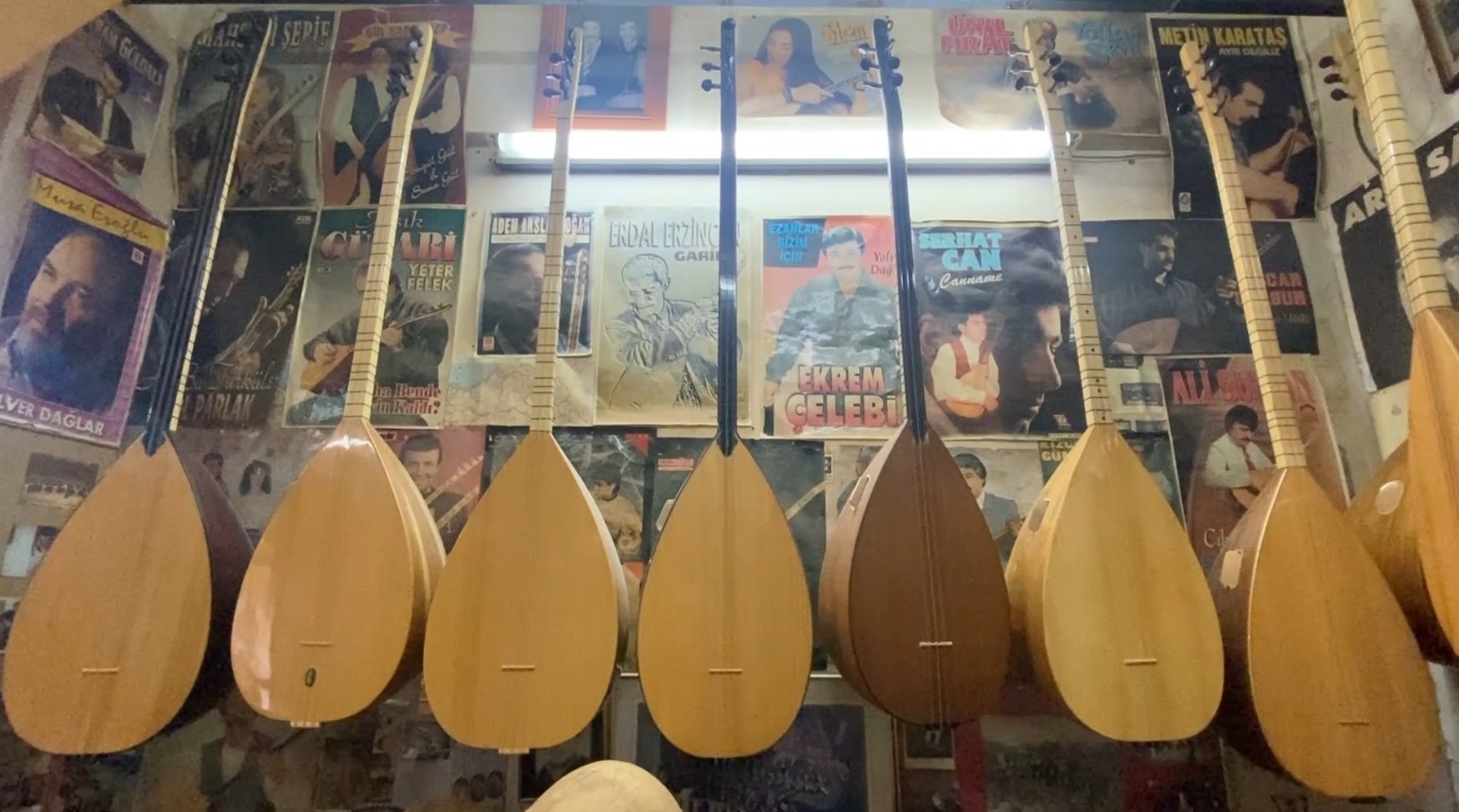 Yarım asırdır bağlamaya şekil veriyor, şimdi mesleğini çocuklarıyla sürdürüyor
