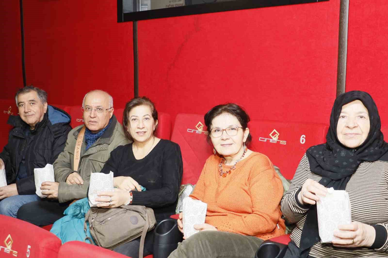 Yarım asırlık çiftler sinemada buluştu
