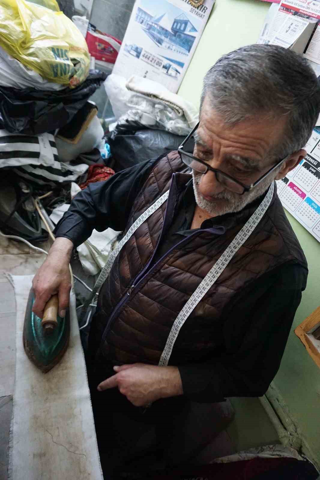 Yarım asırlık emektar terzi hazır giyime karşı zanaatını yaşatıyor

