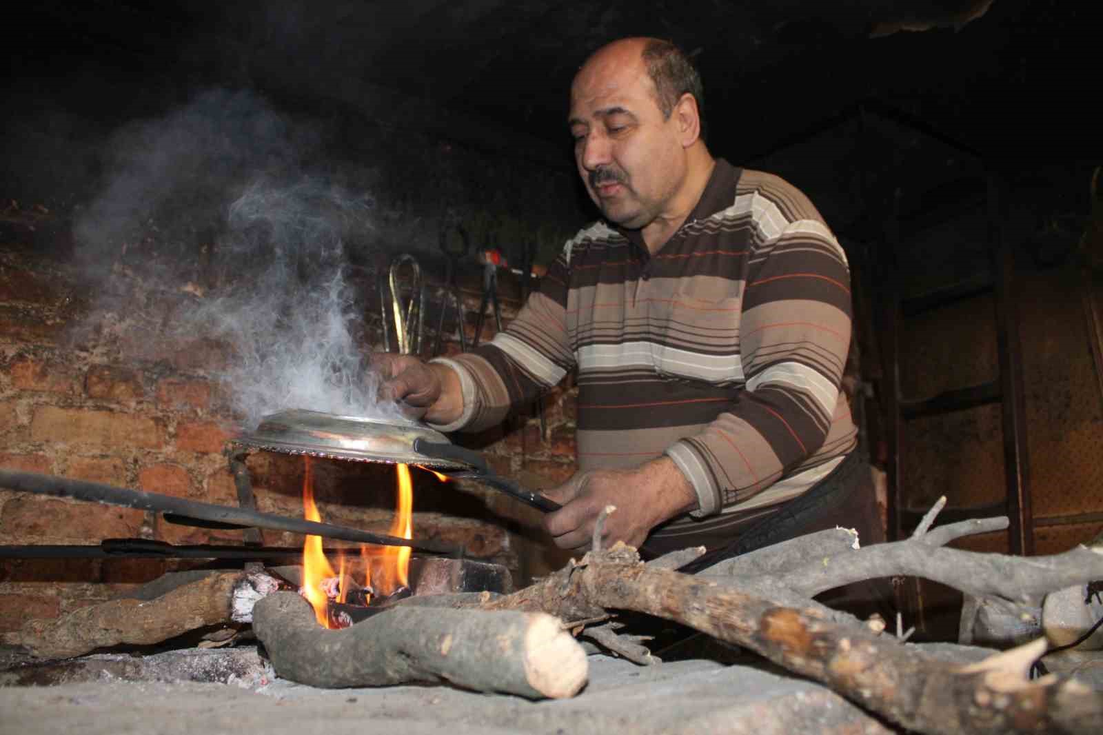 Yarım asırlık kalay ustası ‘çırak’ sıkıntısına dikkat çekti
Yarım asırlık kalay ustası ‘çırak’ sıkıntısına dikkat çekti