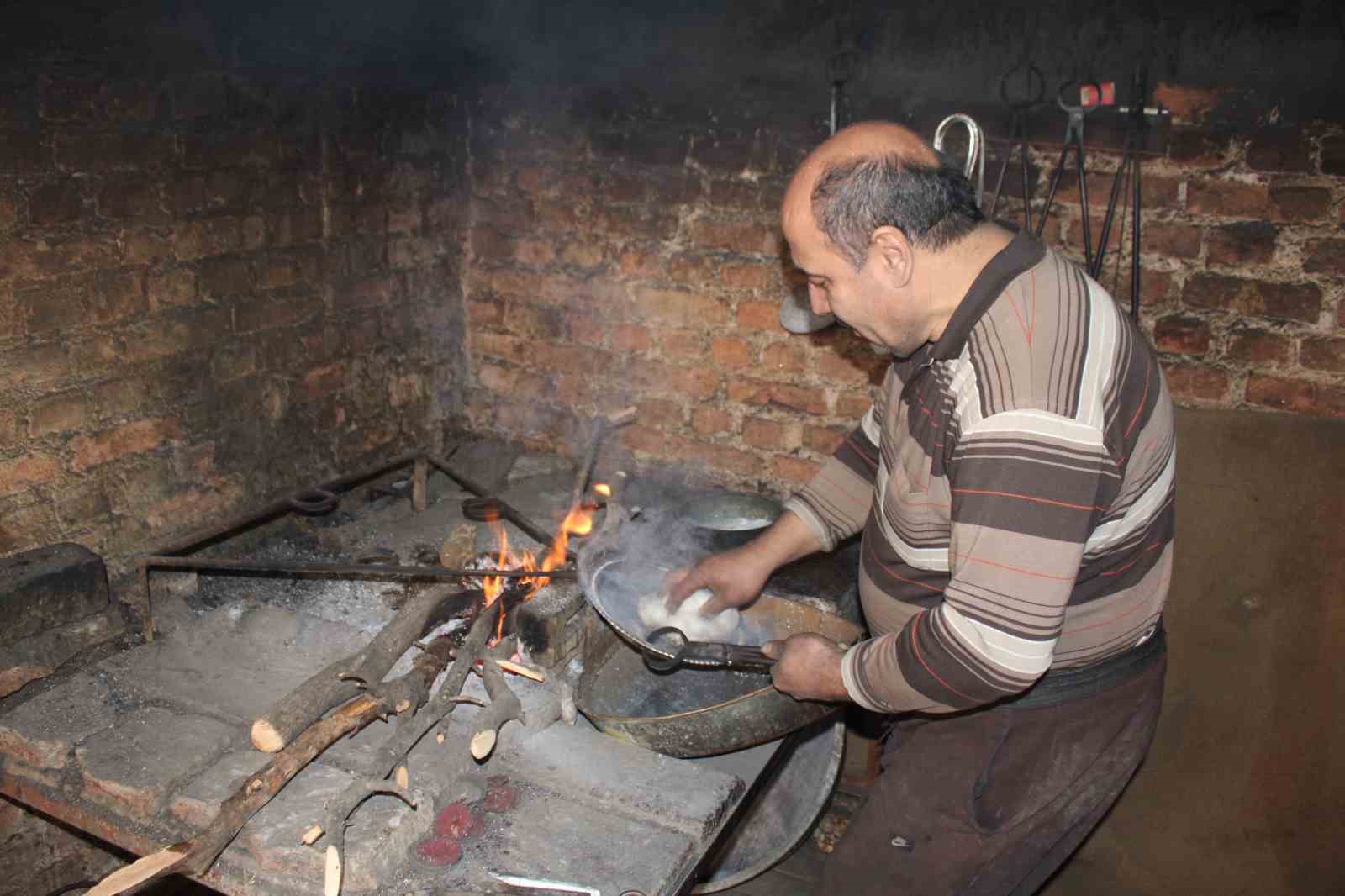 Yarım asırlık kalay ustası ‘çırak’ sıkıntısına dikkat çekti
Yarım asırlık kalay ustası ‘çırak’ sıkıntısına dikkat çekti
