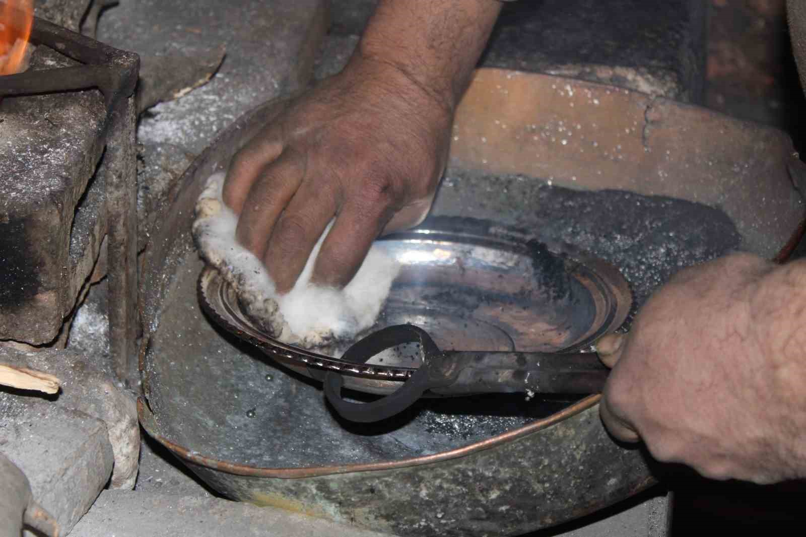 Yarım asırlık kalay ustası ‘çırak’ sıkıntısına dikkat çekti
Yarım asırlık kalay ustası ‘çırak’ sıkıntısına dikkat çekti