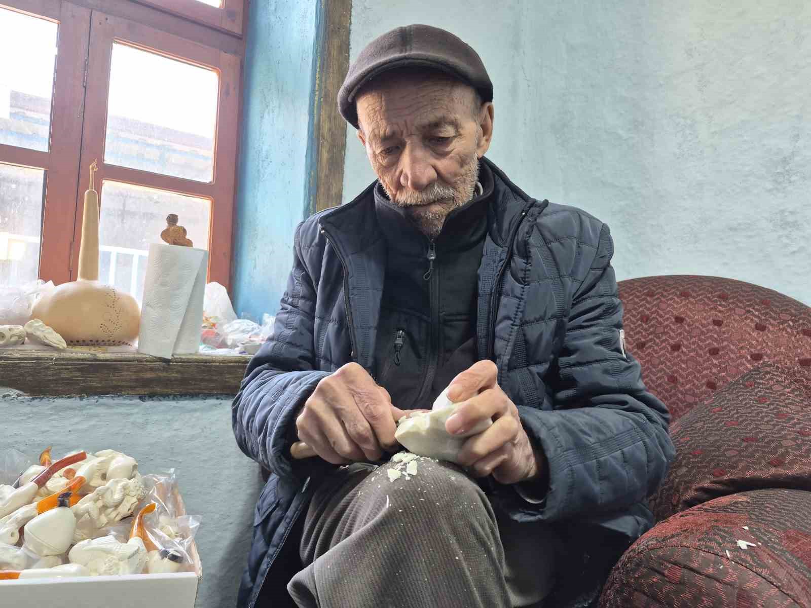 Yarım asırlık lületaşı ustası emekli oldu ama mesleğinden kopamadı
Yarım asırlık lületaşı ustası emekli oldu ama mesleğinden kopamadı