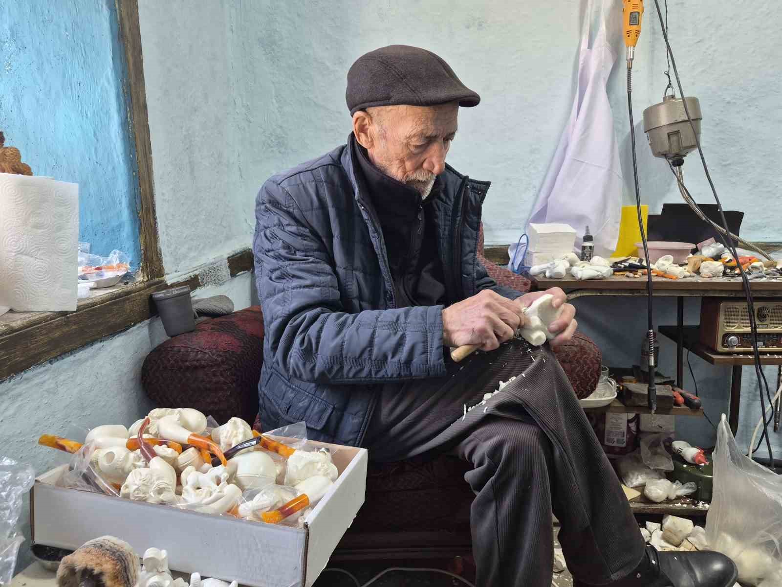 Yarım asırlık lületaşı ustası emekli oldu ama mesleğinden kopamadı
Yarım asırlık lületaşı ustası emekli oldu ama mesleğinden kopamadı