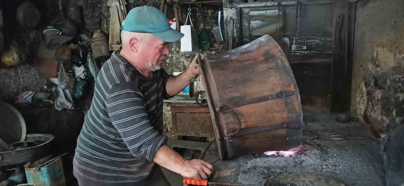 Yarım asırlık son kalay ustası teknolojiye direniyor
