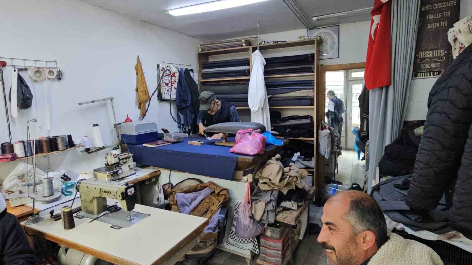 Yarım asrı aşan bir tutku: Adilcevazlı terzinin iğneyle dokuduğu hayat
