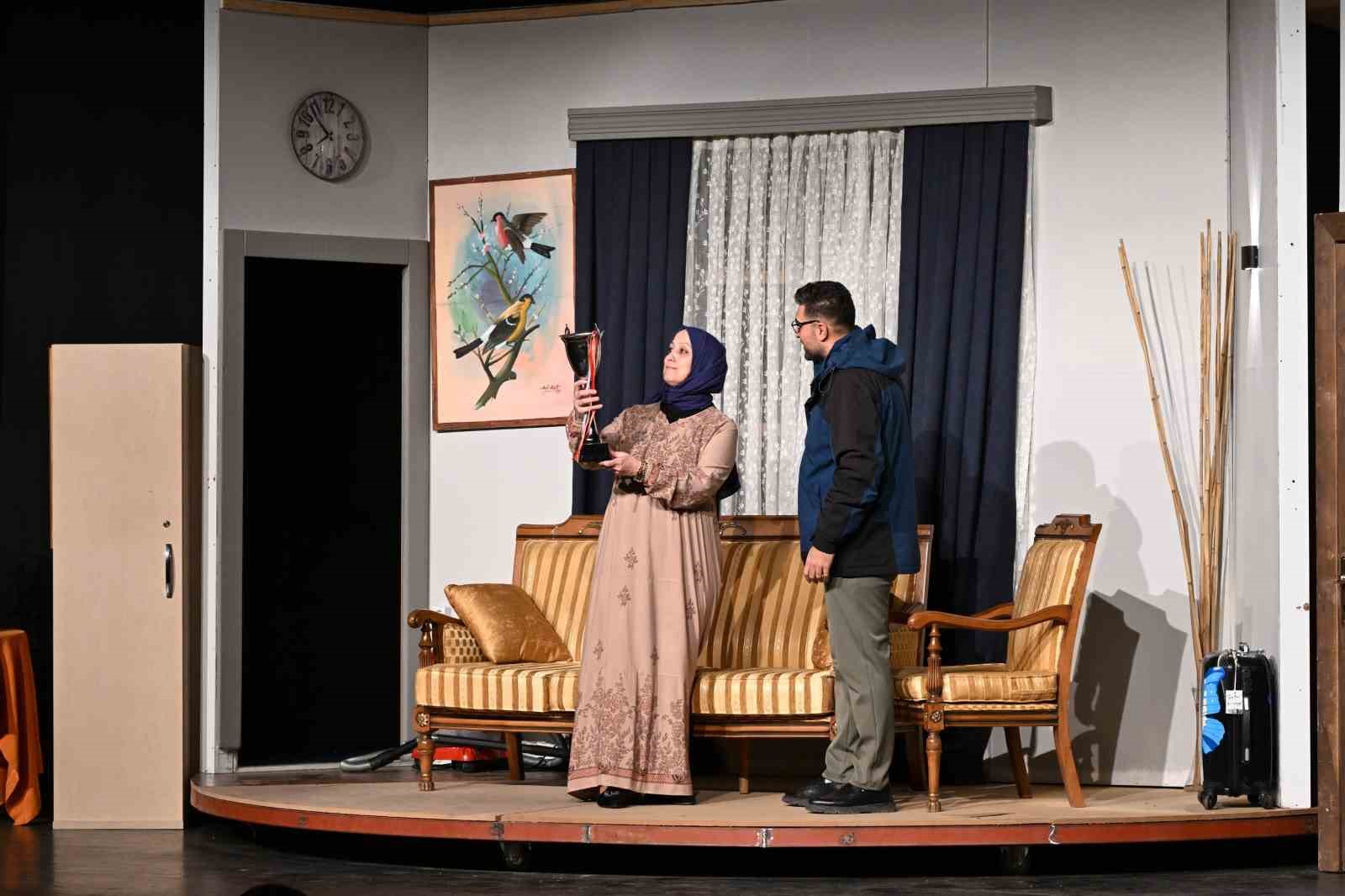 "Yarınlara geç kalmadan" ayakta alkışlandı
"Yarınlara geç kalmadan" ayakta alkışlandı