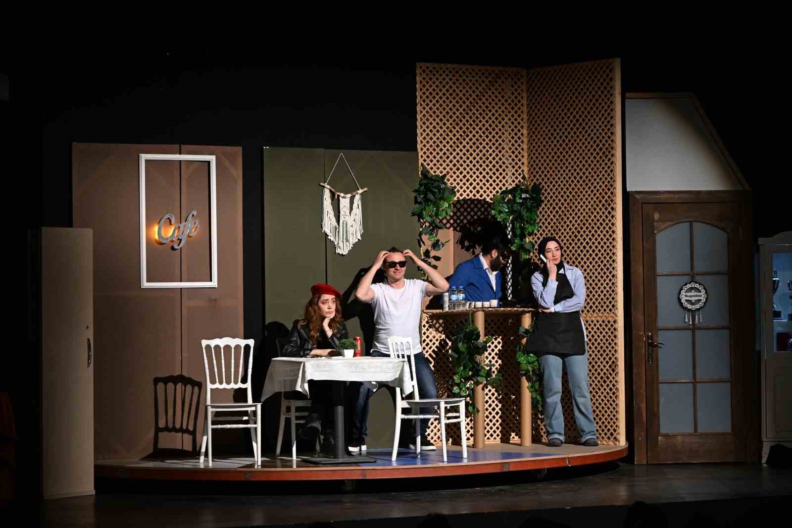 "Yarınlara geç kalmadan" ayakta alkışlandı
"Yarınlara geç kalmadan" ayakta alkışlandı